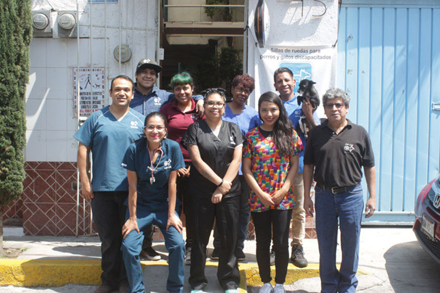 Parte del equipo de Car-Can afuera de las instalaciones en la calle Plan de Jalapa en la alcaldía de Xochimilco. / Paola Morales / RT