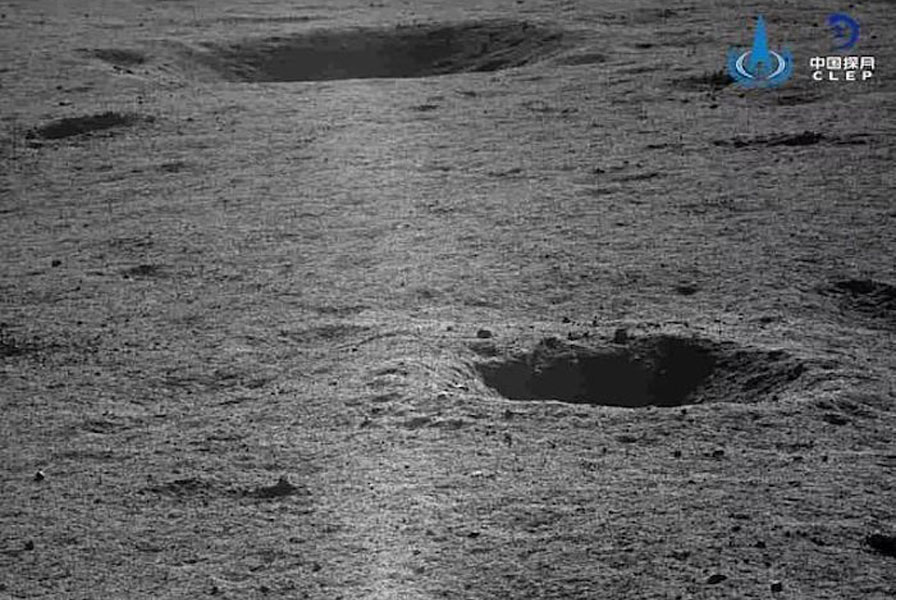 Las nuevas fotografías difundidas muestran la huella dejada por el rover en la superficie. Foto: CNSA