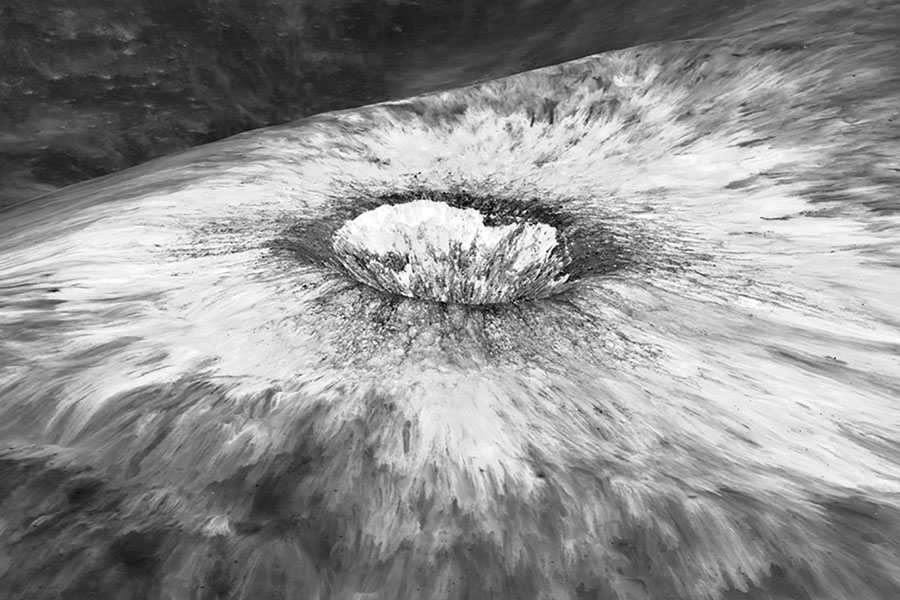 Esta imagen del LRO muestra el borde del cráter Chaplygin, donde todavía se ve la capa de brillante material original de un cráter reciente y más pequeño que expulsó el impacto. FOTOGRAFÍA DE NASA