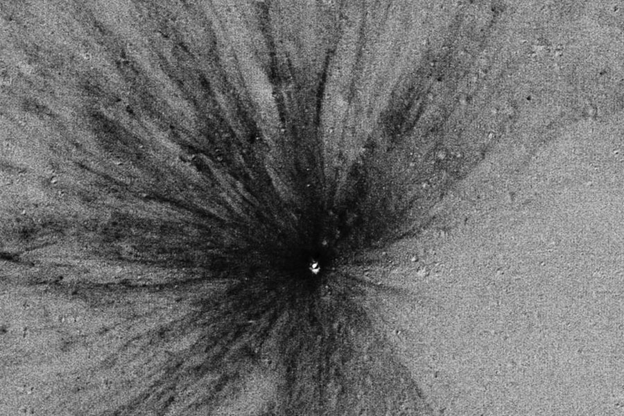 Un cráter de impacto reciente de doce metros y el oscuro material expulsado sobre la superficie lunar en una imagen sacada por el Lunar Reconnaissance Orbiter. FOTOGRAFÍA DE NASA/GSFC/ARIZONA STATE UNIVERSITY
