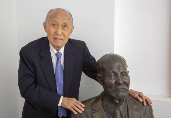 Ernesto Matsumoto posa con el busto de su abuelo Tatsugoro en Ciudad de México. Jonás Cortés