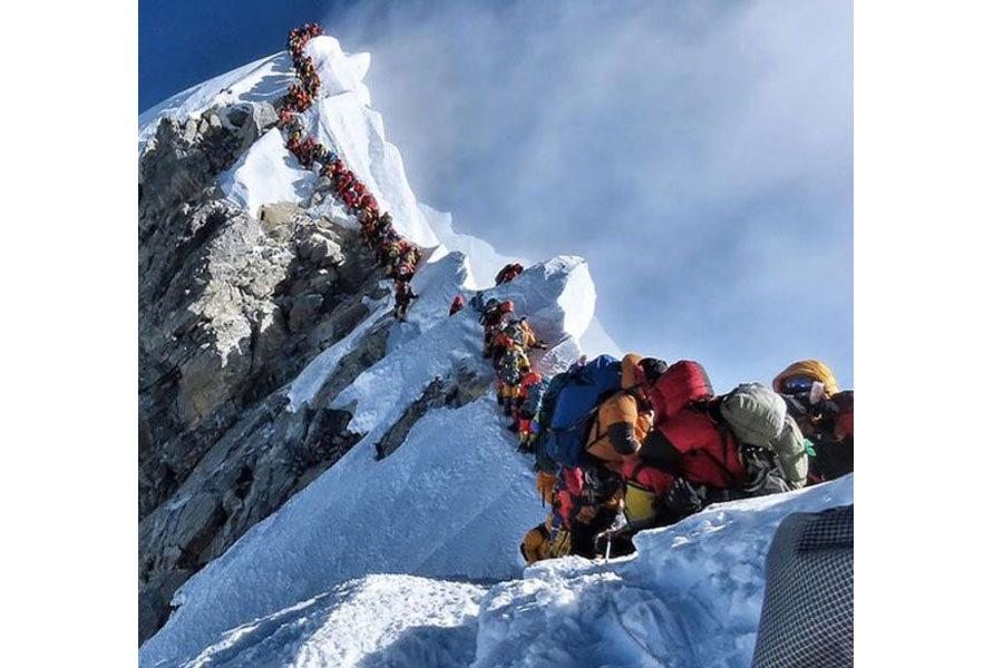 AFP Image caption Este año ya se han emitido 381 permisos para ascender a las cumbres del Himalaya.