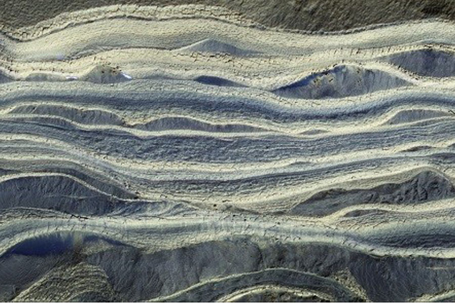 Las capas de hielo y arena donde están expuestas en la superficie de Marte. Fotografía tomada por Mars Reconnaissance Orbiter. / NASA/JPL/University of Arizona.
