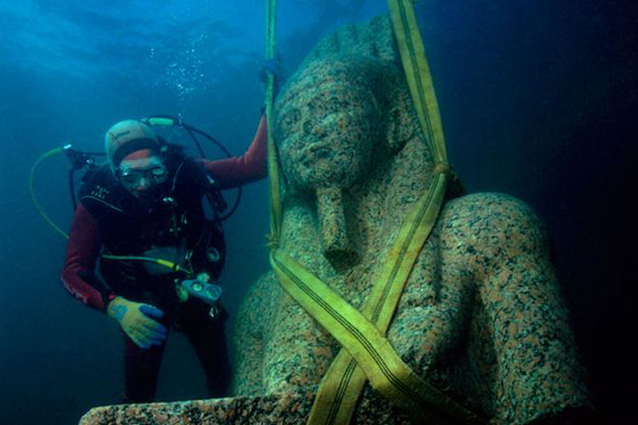 CHRISTOPH GERIGK©FRANCK GODDIO/HILTI FOUNDATION Image caption Los arqueólogos hallaron varias estatuas del faraón y su esposa, de más de 5 metros de altura.