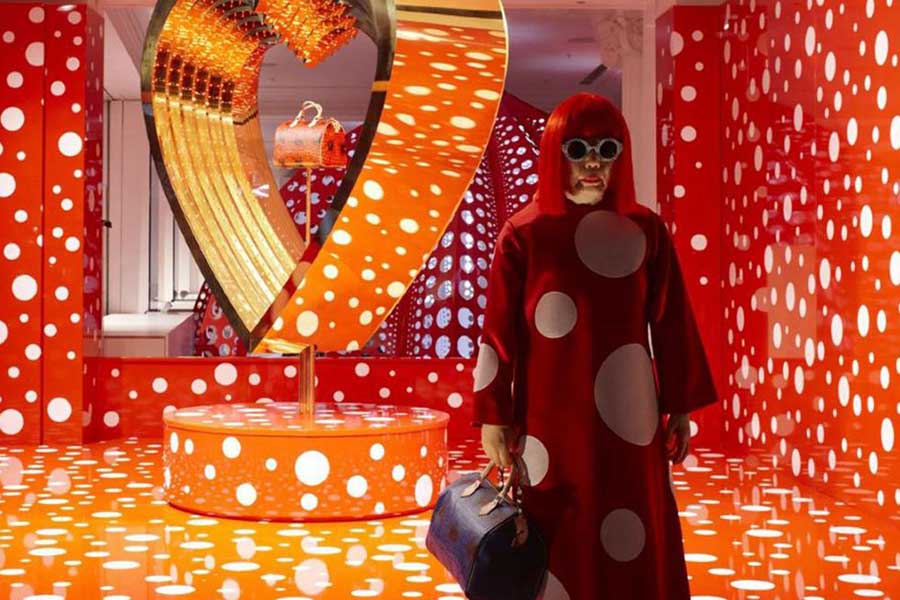 Los robots hiperrealistas de Yayoi Kusama en las vitrinas de Louis Vuitton