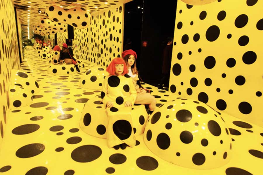 Los robots hiperrealistas de Yayoi Kusama en las vitrinas de Louis Vuitton