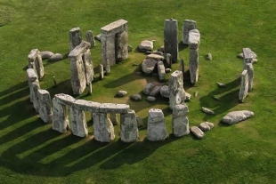 Stonehenge se erige como un monumento megalítico compuesto por enormes bloques de piedra
