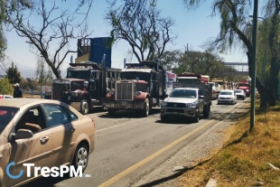 Trabajadores de la Confederación de Sindicatos Unidos de México cierran la carretera Toluca-Tenango