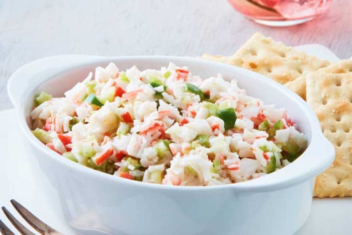 Rica ensalada de surimi para no comer carne en Cuaresma