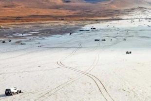 Raras tormentas de nieve y granizo cubren el desierto de Arabia Saudita