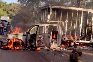 Suspenden salida de autobuses en Michoacán por narcobloqueos