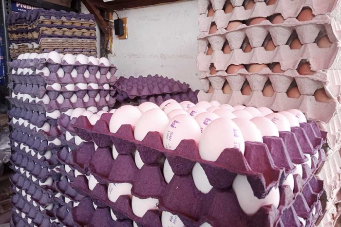 Inflación y brote de gripe aviar dispara precio del huevo en mercados de Toluca
