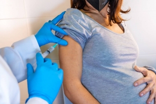 Declaran a mujeres embarazadas como prioridad para vacunación COVID
