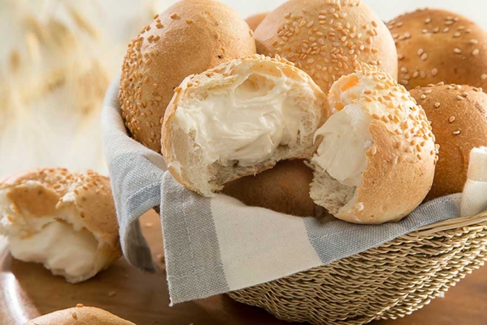 Receta: Bollitos de queso crema, perfectos para acompañar la comida