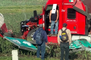 Tráiler embiste autos y causa volcadura en la Toluca-Atlacomulco