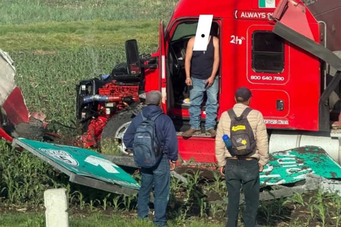 Tráiler embiste autos y causa volcadura en la Toluca-Atlacomulco