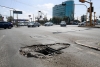 Transporte de carga daña coladeras en Boulevard Toluca-Metepec