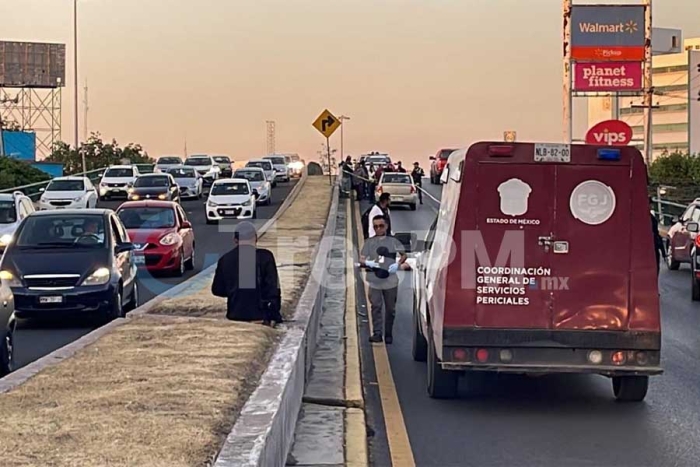 La víctima al parecer se arrojó al paso de los vehículos.