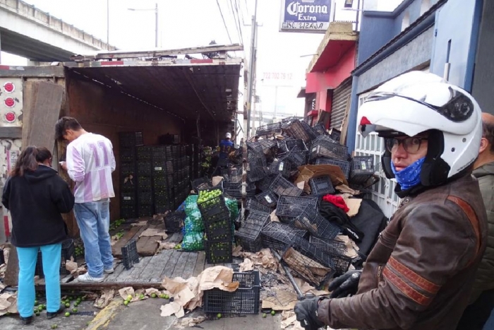 Vuelca camión con 30 toneladas de limones en Paseo Tollocan; no hay heridos