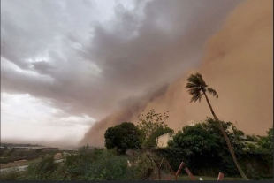 Tormenta de arena oscurece una cuidad completa