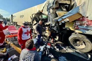 Fuerte choque de tráileres en el kilómetro 13 del Circuito Exterior Mexiquense