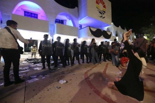 Desalojan a balazos protesta feminista en Cancún