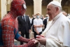 Spiderman saluda al Papa Francisco en el Vaticano