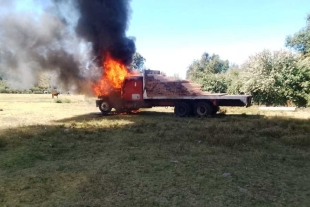 Pobladores de Ocuilan queman un camión de talamontes; retienen al chofer