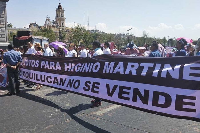 Los inconformes avanzaron desde la calle de Independencia en su intersección con Aquiles Serdán para dirigirse a Palacio de Gobierno