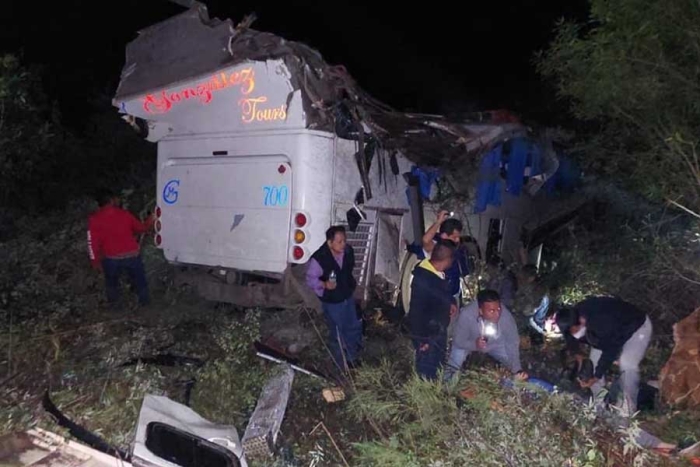 Autobús vuelca en carretera Tuxtepec-Oaxaca; reportan 3 muertos