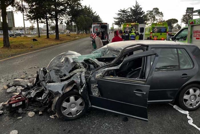 Se impacta vehículo contra camión de volteo en la carrera Toluca-Palmillas; un lesionado