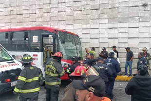 La circulación en la zona se vio afectada, ya que los pasajeros tuvieron que descender de la unidad para ser atendidos en la vía pública.