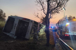 El accidente del autobús turístico se registró antes de las 8:00 de la mañana de este sábado, a la altura de la tenencia de Tiripetío