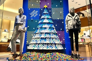 Louis Vuitton colabora con LEGO para adornar sus escaparates de Navidad