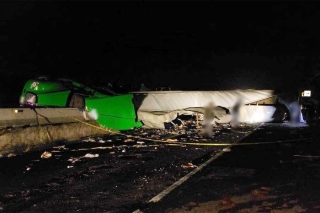 Muere chofer de trailer al volcar sobre la carretera Panamericana en Acambay