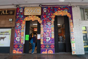 El Oxxo también se viste de Alfeñique