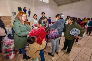 UAEMéx lleva alivio invernal a Amecameca con 10 mil artículos