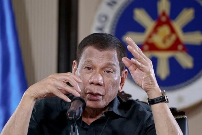 “Vacuna o cárcel”, amaga presidente filipino a ciudadanos