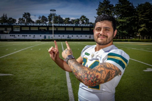 Rodrigo Reachi Nava, jugador de Potros Salvajes de la UAEMéx, celebra su convocatoria al Tazón Azteca XLIX, donde representará a México en el duelo que reúne a los mejores talentos de la ONEFA.