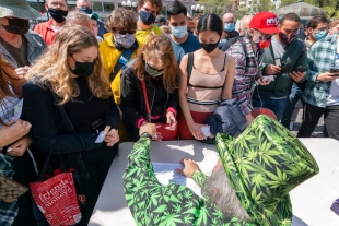 Los llevan a vacunar con donas, cerveza y marihuana en EUA