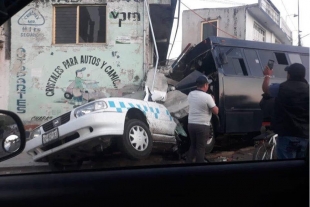 Camión de la SSEM se estrella contra taxi y casa, mueren dos uniformados