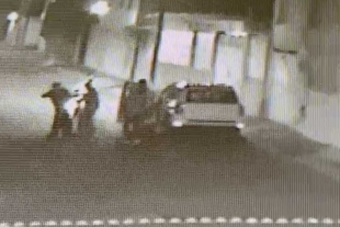 En las imágenes se observa cómo los agresores rodean al conductor, lo intimidan y posteriormente huyen con la unidad.
