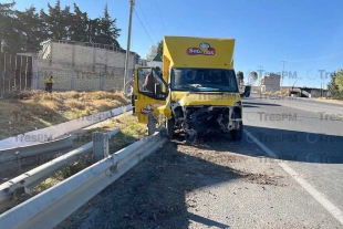 Se estrella en malla metálica por evitar atropellar a un perro en Almoloya de Juárez.