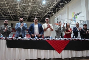 Tras la ceremonia, se llevó a cabo la tradicional sesión de fotos con medios y staff.