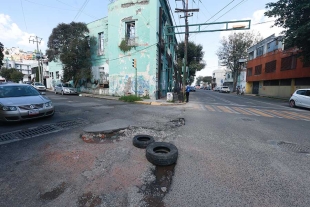 Con llantas señalan baches y deterioro de calle en Toluca