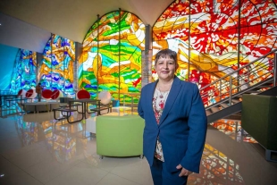 Vigente, legado plástico de Leopoldo Flores en vitral “Los Elementos”