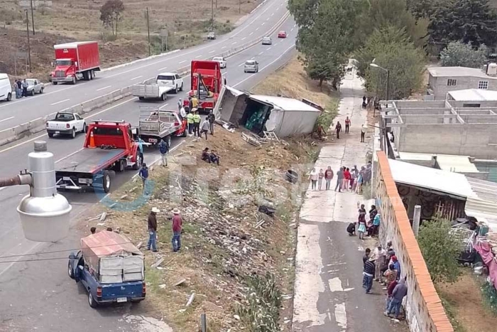 Muere mujer al volcar el tráiler en que viajaba en Atlacomulco