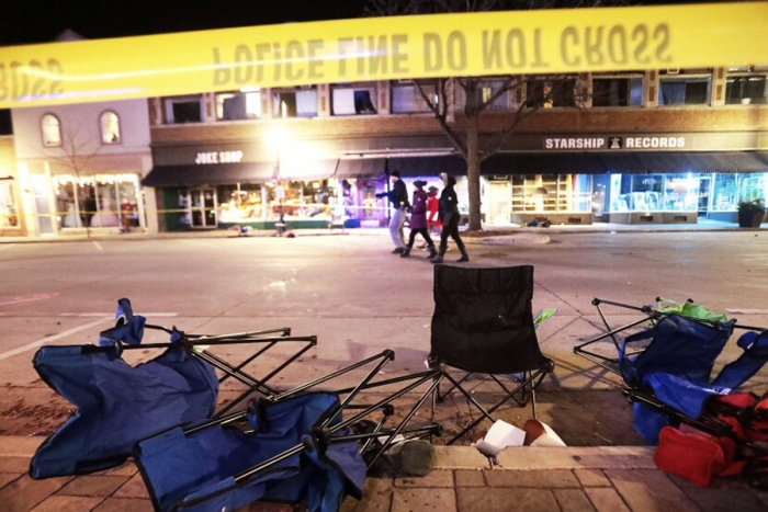 Camioneta embiste desfile navideño dejan cinco personas muertas, en Wisconsin