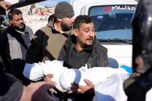 Rescatan a recién nacida entre escombros en Siria