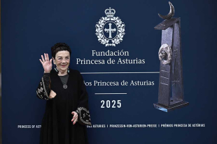 Iturbide se trasladó a una zona habilitada del colegio para inaugurar una exposición organizada por la Fundación Princesa de Asturias
